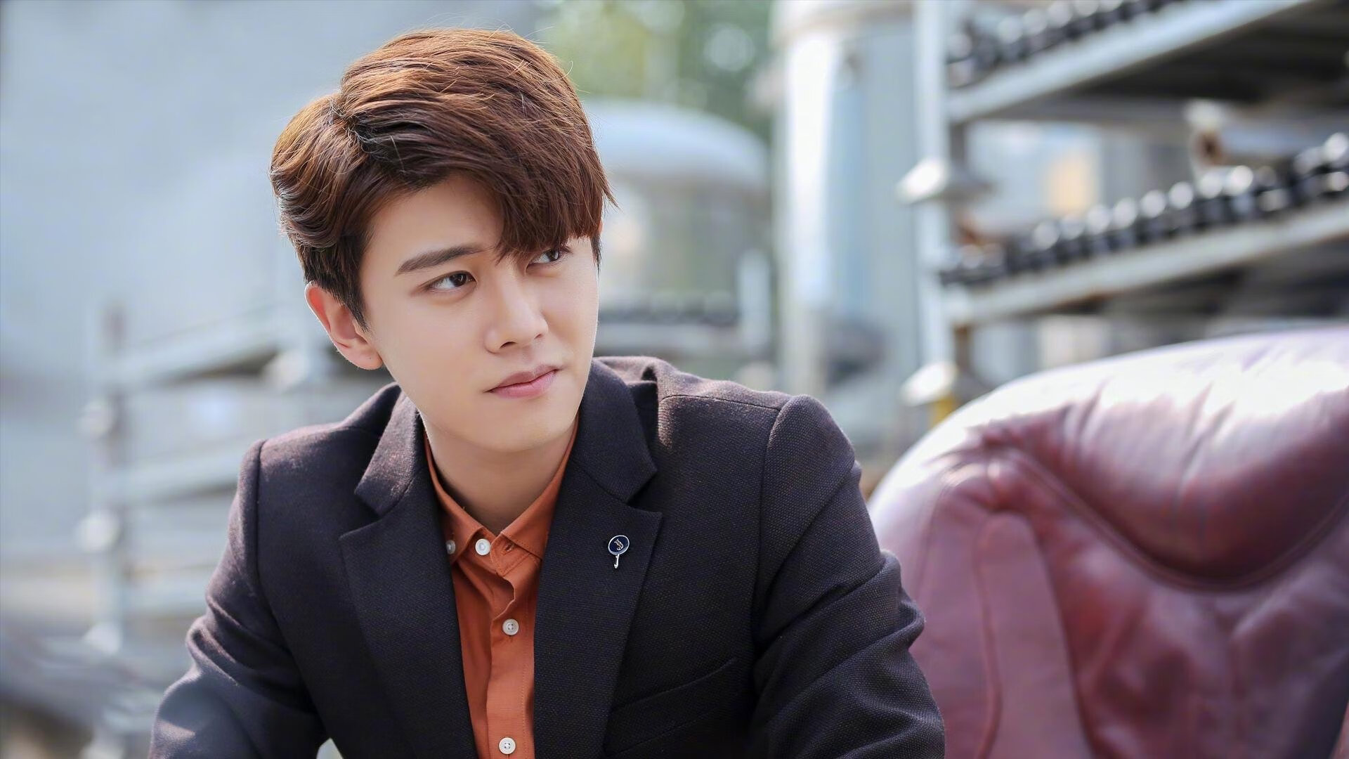 “足球公益月启动，推动全民参与足球运动”，足球公益活动标语