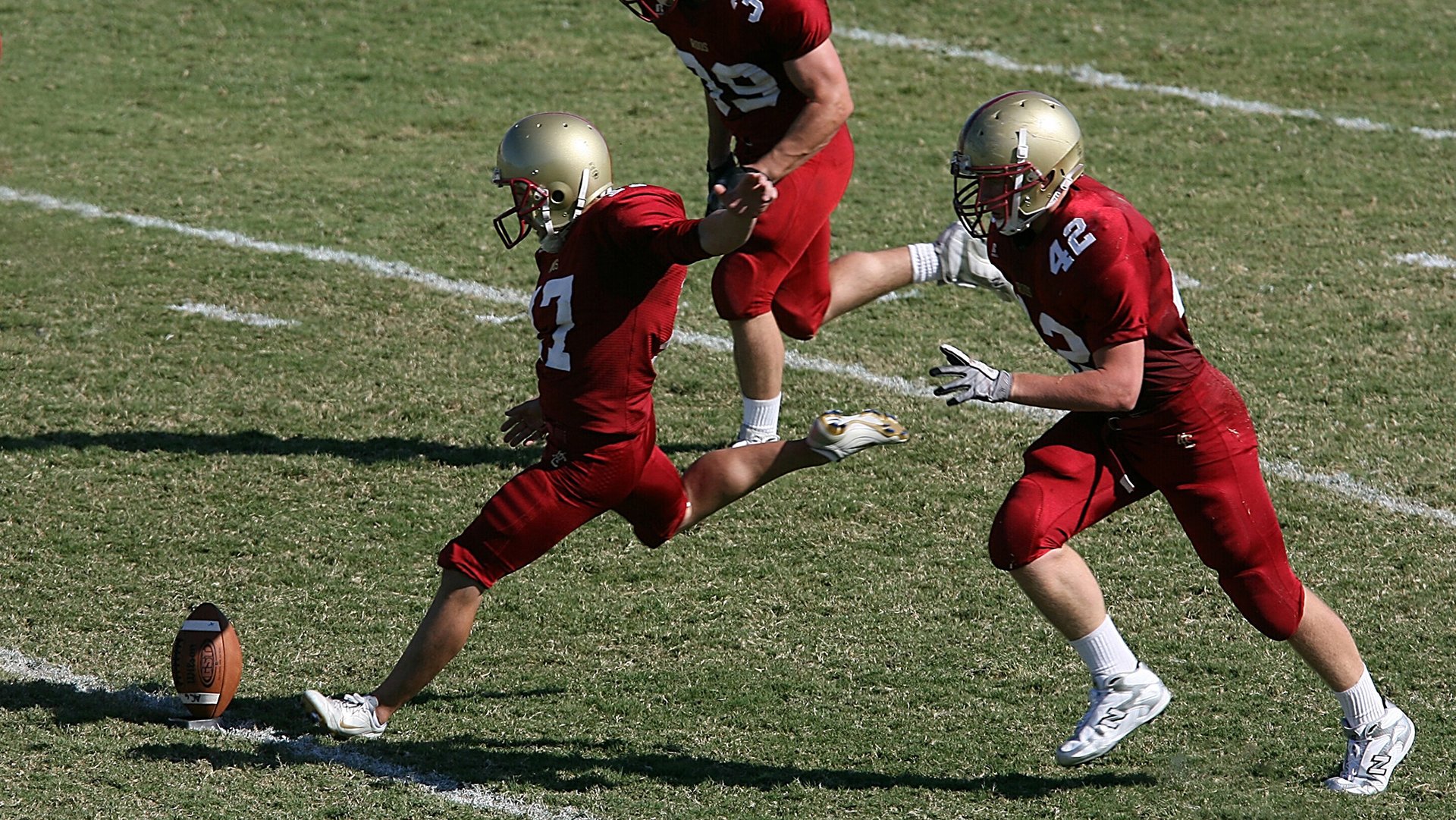 jiuyou-青训球员成长轨迹被纪录片记录展示奋斗与梦想并存的青春